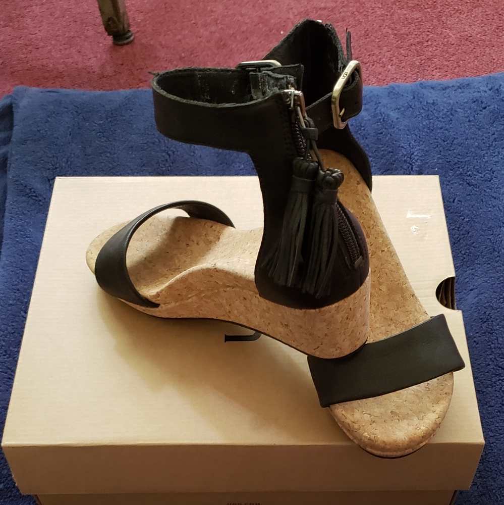UGG Zoe Sandal